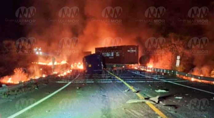 #Imágenes | Al menos un fallecido tras choque e incendio de tres tractocamiones, en la autopista Siglo XXI