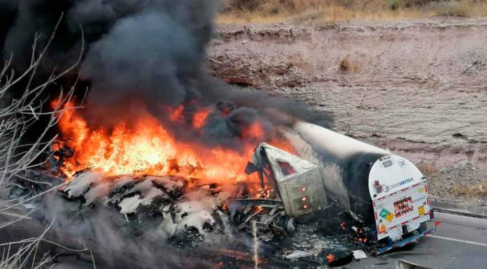#VIDEO | #México: Mueren conductores de dos tráileres tras chocar de frente