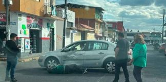 Motociclista herido al chocar contra auto en Uruapan