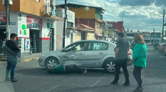 Motociclista herido al chocar contra auto en Uruapan