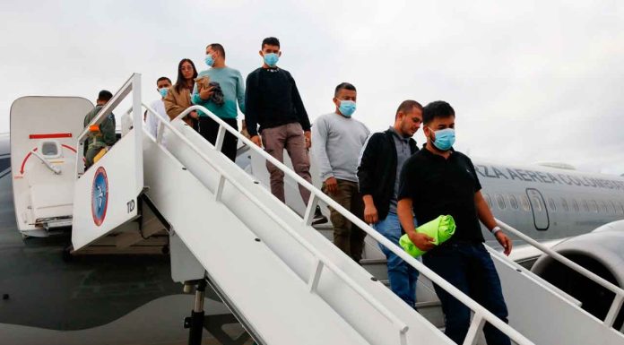 Llegan a Colombia los primeros aviones con migrantes deportados desde EE.UU.