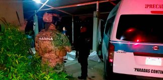 Chofer de combi muere tras chocar su unidad contra una barda en Lázaro Cárdenas