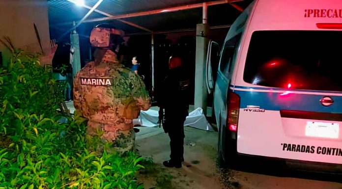 Chofer de combi muere tras chocar su unidad contra una barda en Lázaro Cárdenas