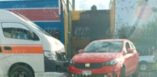 Combi y auto protagonizan choque en la Av. Morelos Norte de Morelia