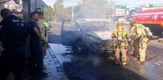 #VIDEO | Se incendia camioneta por aparente falla eléctrica en Zamora