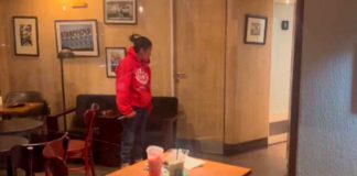 #Video // Mujer intenta acuchillar a empleados de cafetería por pedirle que se retire
