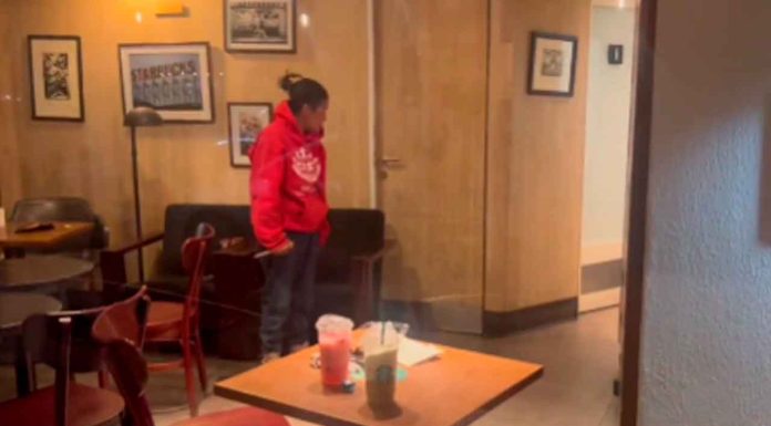 #Video // Mujer intenta acuchillar a empleados de cafetería por pedirle que se retire