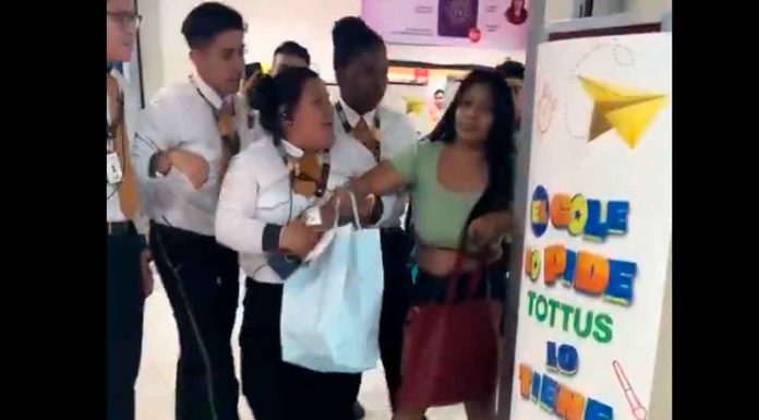 #VIDEO | Mujer es detenida al ser sorprendida robando en un centro comercial