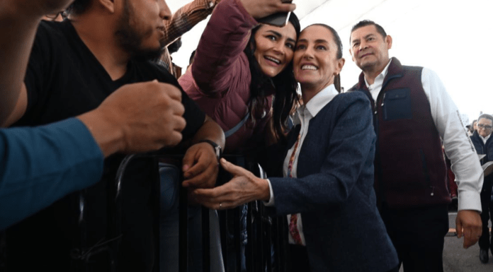 Presidenta Claudia Sheibaum encabeza la entrega de nuevas tarjetas del Banco del Bienestar