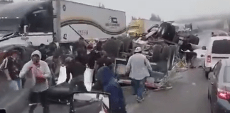 #VIDEO | #México: Conductor y copiloto de tráiler fallecen tras una volcadura; ciudadanos aprovechan la tragedia y hacen rapiña