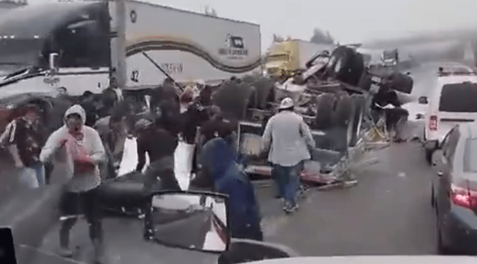 #VIDEO | #México: Conductor y copiloto de tráiler fallecen tras una volcadura; ciudadanos aprovechan la tragedia y hacen rapiña