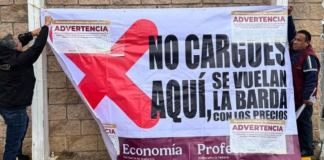 #VIDEO | “No cargues aquí”: Colocan mantas en las estaciones con la gasolina más cara