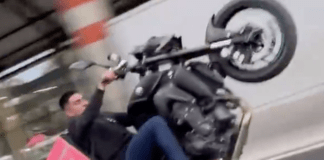 #VIDEO | #México: Captan a motociclista sin casco haciendo ‘caballitos’ a toda velocidad en plena avenida