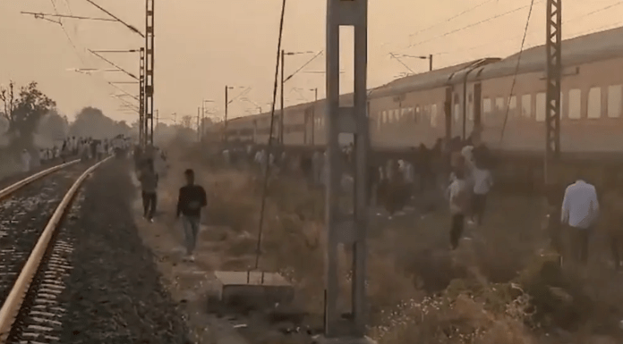 Al menos 11 personas murieron arrolladas por un tren tras falsa alarma de incendio