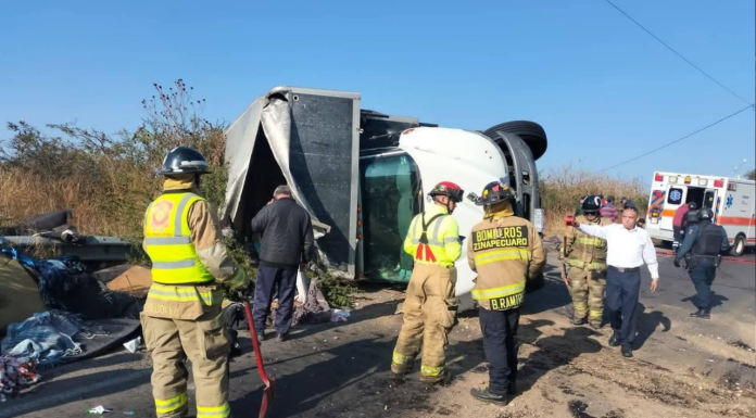 Adolescente muere en volcadura de camión sonidero