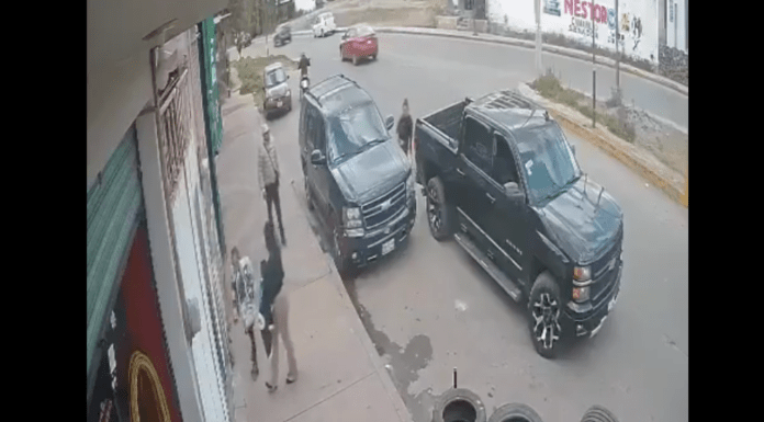 #VIDEO | #México: Sujetos intentan asaltar a mujer que acaba de retirar dinero del banco