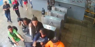 #VIDEO | Hombre es apuñalado y agredido entre al menos 10 sujetos en plena central camionera