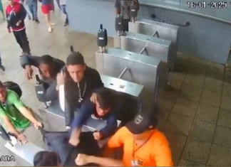 #VIDEO | Hombre es apuñalado y agredido entre al menos 10 sujetos en plena central camionera