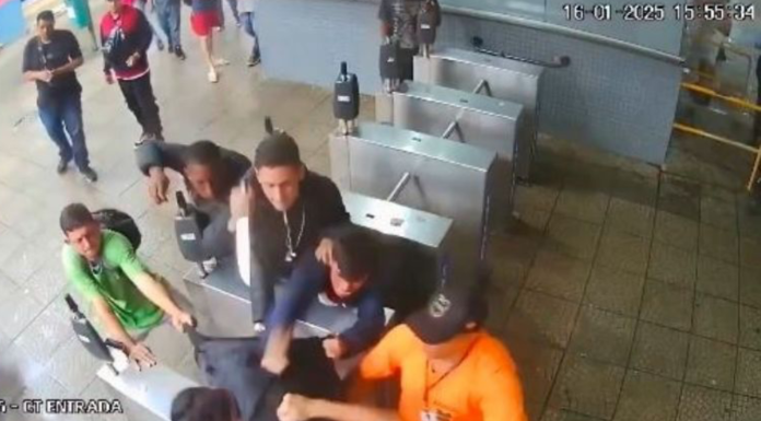 #VIDEO | Hombre es apuñalado y agredido entre al menos 10 sujetos en plena central camionera