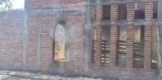 Incendio consume inmueble en obra negra en Apatzingán