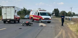 Motociclista muere al chocar contra una camioneta en Tangancícuaro