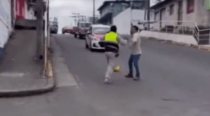 #VIDEO | Agrede con una piedra a trabajador de la CFE por cortarle la luz
