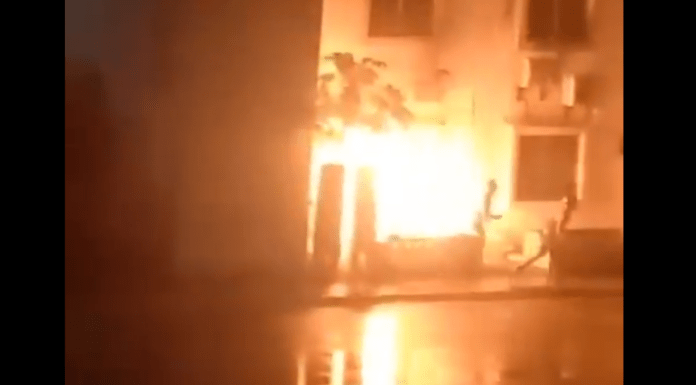 #VIDEO | #México: Hombre prende fuego a una casa luego de que sus vecinos le reclamaran por su perro