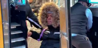 #Video | Chofer de autobús escolar saca a empujones a sujeto de baja estatura que se hacía pasar por alumno