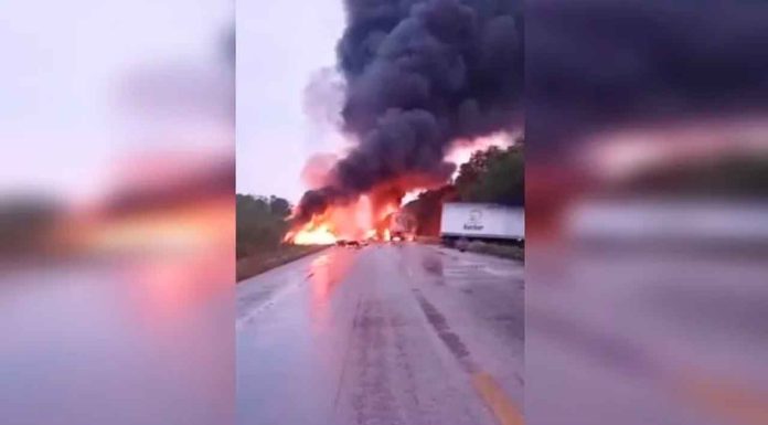 #Video | Fuerte explosión tras encontronazo entre dos tractocamiones; señalan a un menor de edad sin vida
