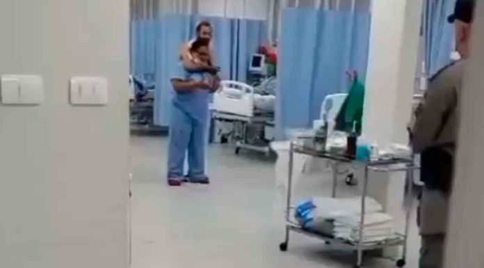 #VIDEO | Hombre enloquece en hospital y amenaza con asesinar a enfermera; policías lo abatieron