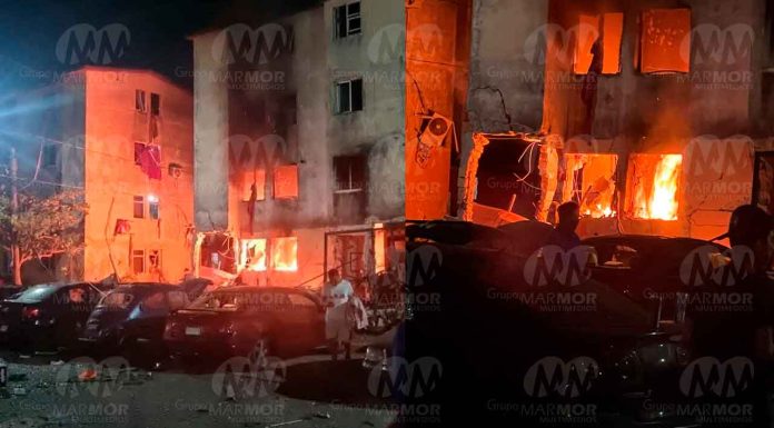 #VIDEO | Explosión en edificio de Lázaro Cárdenas, deja al menos un fallecido y varios heridos