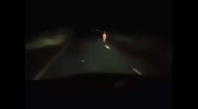 #VIDEO | Trailero capta supuesto fantasma de un niño en plena carretera de #México