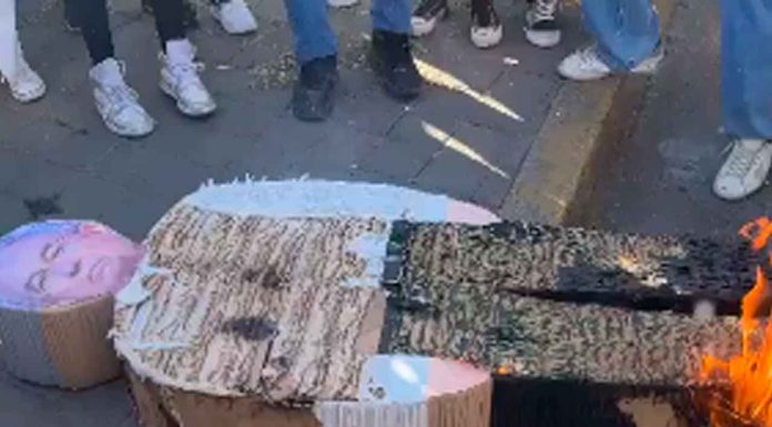 #VIDEO | Ciudadanos de Culiacán queman figura del gobernador Rubén Rocha Moya, se le exige que renuncie