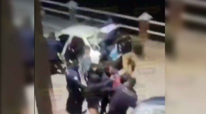 #VIDEO | Policías abusan de su autoridad: habrían irrumpido en un domicilio y baleado a una mujer en #México