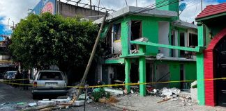#VIDEO | Fuerte explosión en vivienda deja 5 heridos y daños materiales; aquí el momento exacto