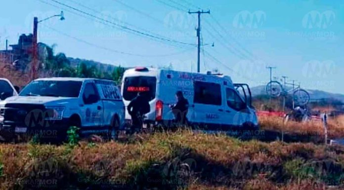 Hallan 2 jóvenes ejecutados a la orilla de la carretera libre Morelia-Salamanca