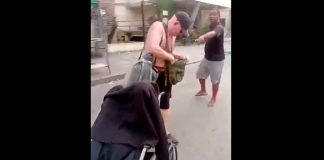 #VIDEO | Captan a hombre caminando con el cadáver de su madre de 100 años