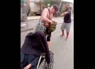 #VIDEO | Captan a hombre caminando con el cadáver de su madre de 100 años