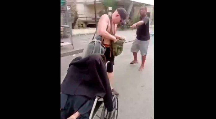 #VIDEO | Captan a hombre caminando con el cadáver de su madre de 100 años
