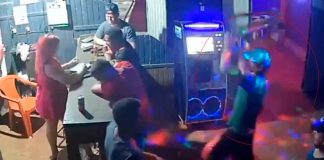 #VIDEO | Hombre golpea con un banco a empleada de bar por no poder pagar la cuenta