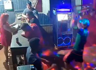 #VIDEO | Hombre golpea con un banco a empleada de bar por no poder pagar la cuenta