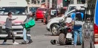 #Video | Dos jóvenes en aparente estado de ebriedad, chocan y golpean a moto-conductor de Uber Eats