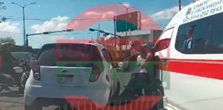 #VIDEO | Motociclista y automovilista protagonizan pelea a golpes cerca del Monumento a Lázaro Cárdenas en Morelia