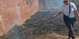 Incendio consume antigua estación de radio en Apatzingán