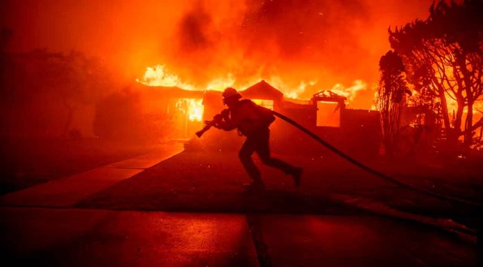 #VIDEO | Más de 150 mil personas evacuadas, 11 muertos y toque de queda, es el saldo de los incendios en California