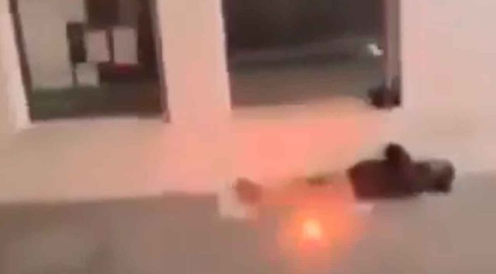 #VIDEO | #México: Jóvenes avientan pirotecnia encendida a un indigente que estaba durmiendo