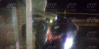 Joven perece al chocar su vehículo contra una palmera y una vivienda, en Tocumbo