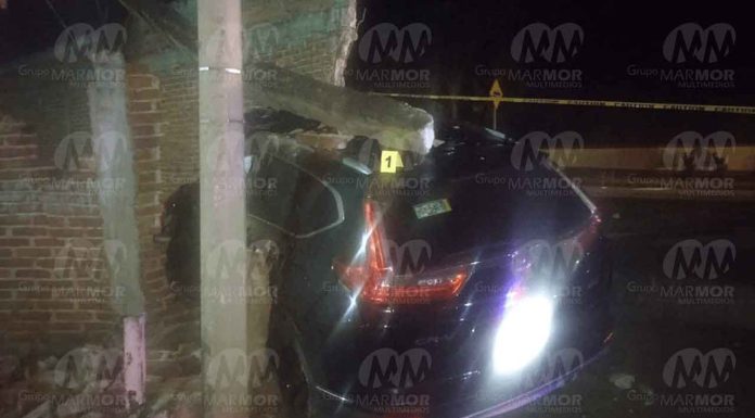 Joven perece al chocar su vehículo contra una palmera y una vivienda, en Tocumbo