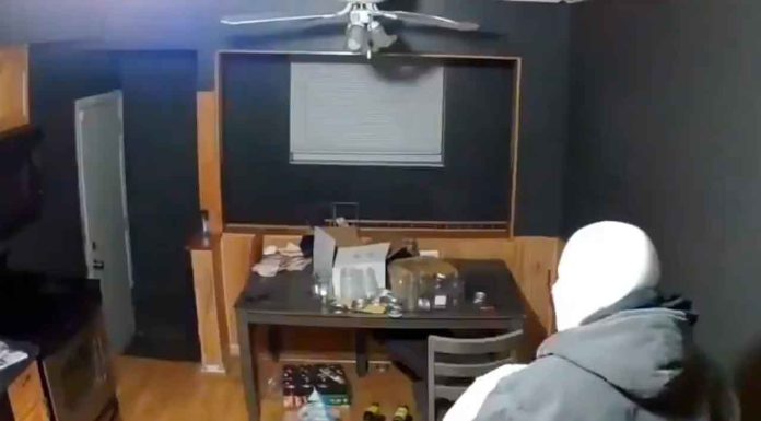 #VIDEO | Ladrón irrumpe en domicilio para robar, pero el dueño lo sorprende a balazos