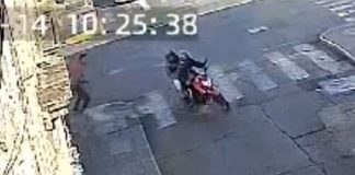 #VIDEO | Hombres en moto le arrebatan su celular a un ciudadano en el centro de Morelia; uno de ellos fue detenido